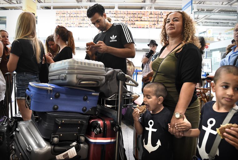 Passagiers op het Duitse vliegveld Weeze krijgen net te horen dat hun vlucht is gecanceld. Beeld Marcel van den Bergh / De Volkskrant