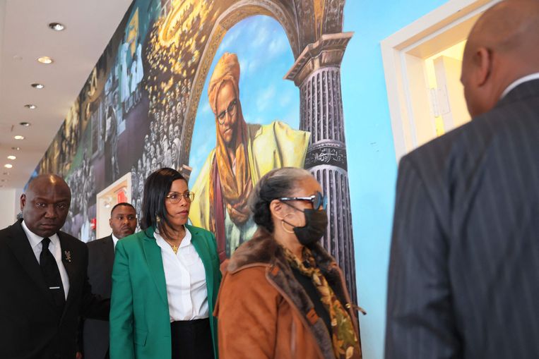 Ilyasah Shabazz en Qubilah Shabazz, dochters van Malcolm X, na een persconferentie. De familie maakte bekend dat zij overheidsinstanties aanklagen.  Beeld Getty Images via AFP