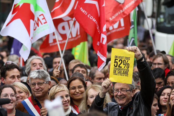 Zondag waren in Parijs na een oproep door de linkse partij van Jean-Luc Mélenchon al tienduizenden mensen op straat gekomen om te protesteren tegen het beleid van president Emmanuel Macron.