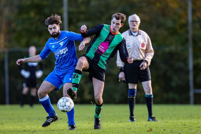 Danisho Siner (links) probeert Milan Romijn van RFC van de bal te houden. Romijn scoorde tweemaal op bezoek bij WDS'19.