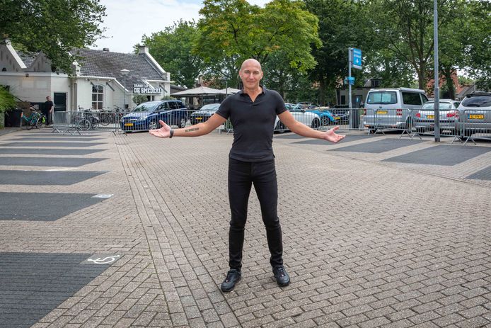 Niels Timmerman van De Smederij op de parkeerplaats voor zijn zaak: ,,Waar zijn die fietsen?"