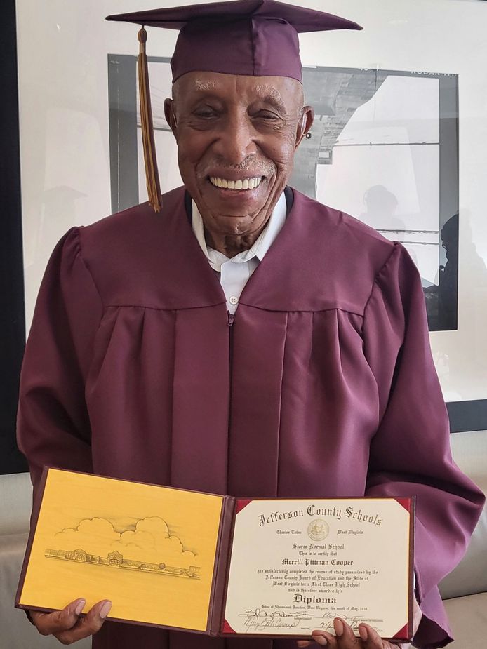 De 101-jarige Amerikaan Merrill Pittman Cooper heeft na tachtig jaar eindelijk zijn schooldiploma kunnen halen.