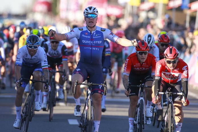 Fabio Jakobsen devance de justesse Caleb Ewan.