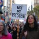 Duizenden demonstreren bij Trump voor de deur