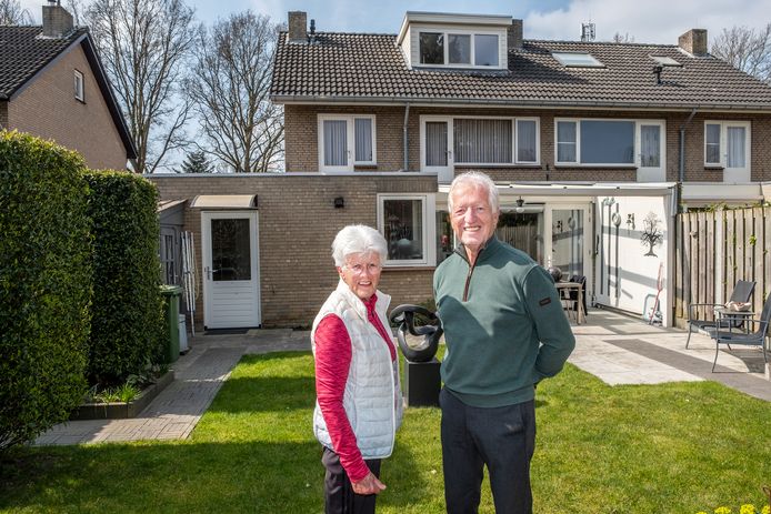 Hetty en Jan Donkers in de achtertuin van hun woning waar ze nog even wonen. In de zomer verhuizen ze naar een appartement in het centrum van Cuijk.