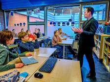 Burgemeester Van Hemmen bewijst leerlingen van De Bouwsteen dat politiek best leuk is