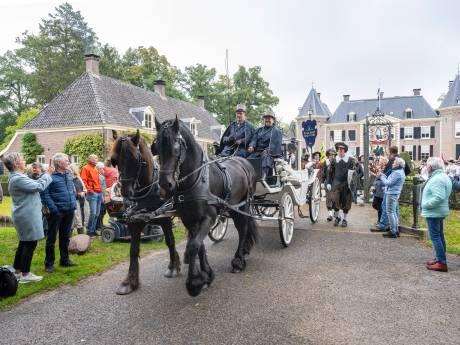 Diepenheim maakt tijdcapsule en stuurt laptop mee: ‘Om filmpjes over 100 jaar nog te kunnen bekijken’