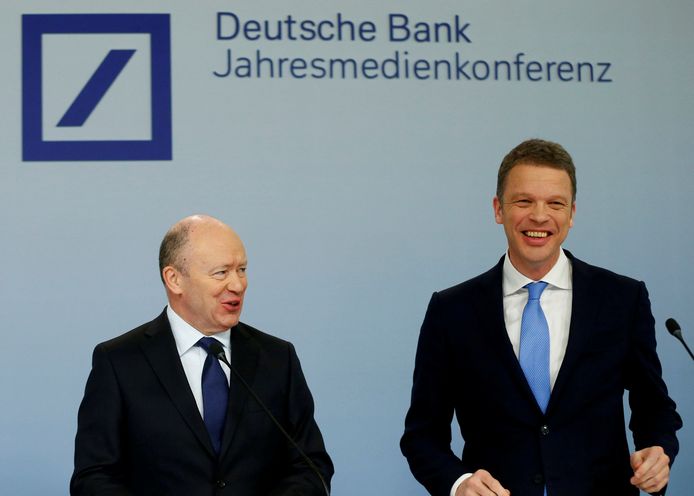 Christian Sewing (rechts), topman van Deutsche Bank.