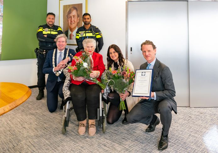 Angela Klunder is geëerd voor het redden van Willij Bosman in de zomer van 2022.