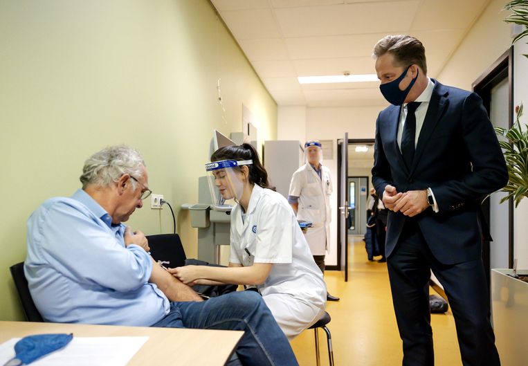 Minister De Jonge kijk toe in het Universitair Medisch Centrum in Utrecht bij een onderzoek naar de werking van vaccins.   Beeld ANP 