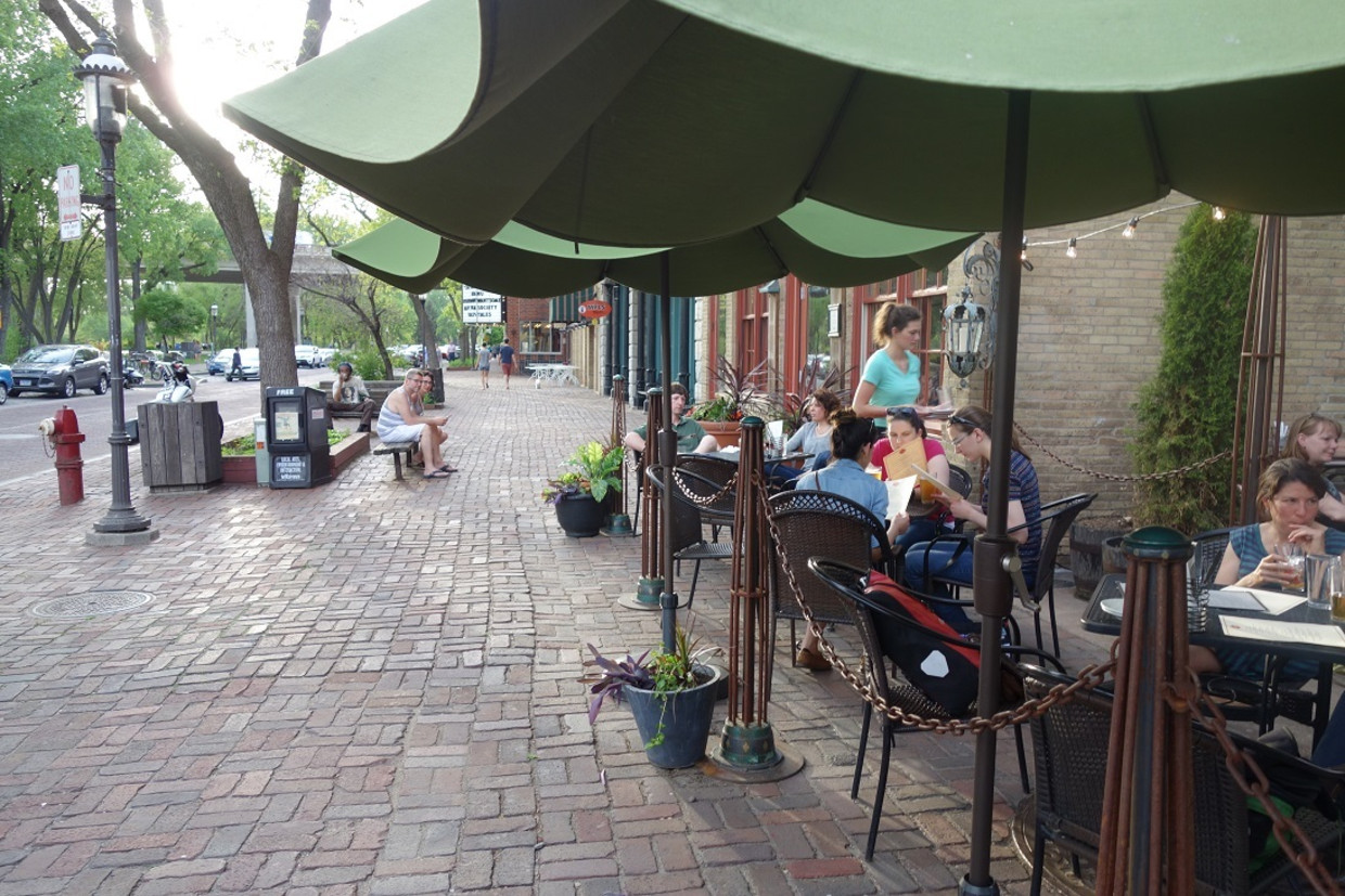 Terras aan Main Street Minneapolis. Beeld foto auteur