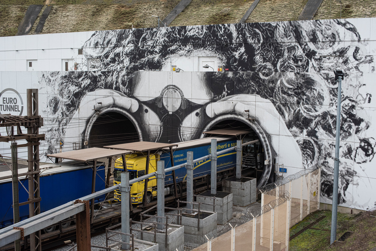 Mond van de tunnel met kunstwerk. Zwaarbeveiligd terrein. Beeld Bart Koetsier