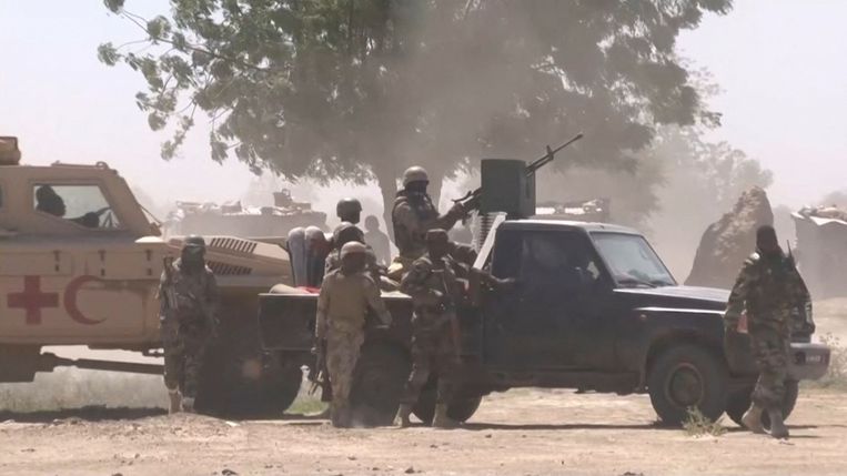 Soldaten van het leger van Tsjaad namen dinsdag strategische posities in in hoofdstad N'Djamena.
 Beeld AFP