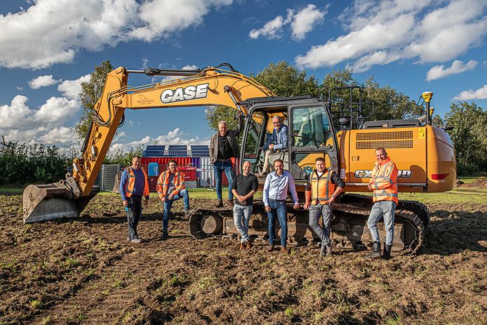 Het bouwteam en wethouder Louis Koopman bij de officiële start van het bouwrijp maken van de nieuwe fase van bedrijventerrein Stepelerveld.
