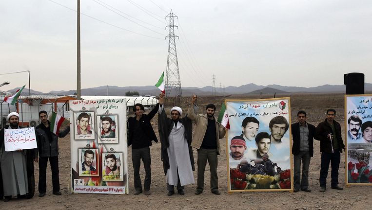 Iraanse studenten betuigen in november 2013 hun steun aan het nucleaire programma van hun land. De foto is gemaakt voor de beruchte nucleaire faciliteit Fordow, nabij Qom. Beeld AFP