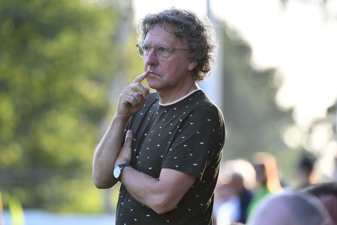 Patrick Van Houdt, de trainer van Witgoor, kijkt bedenkelijk: “We verloren van een ploeg die meer kwaliteit had.”