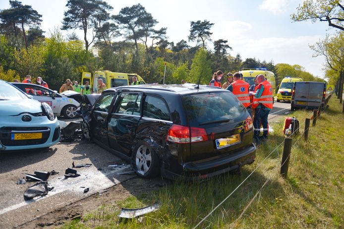 Twee mensen zijn woensdagmiddag zwaargewond geraakt bij een ongeluk met meerdere auto's in Deurne.