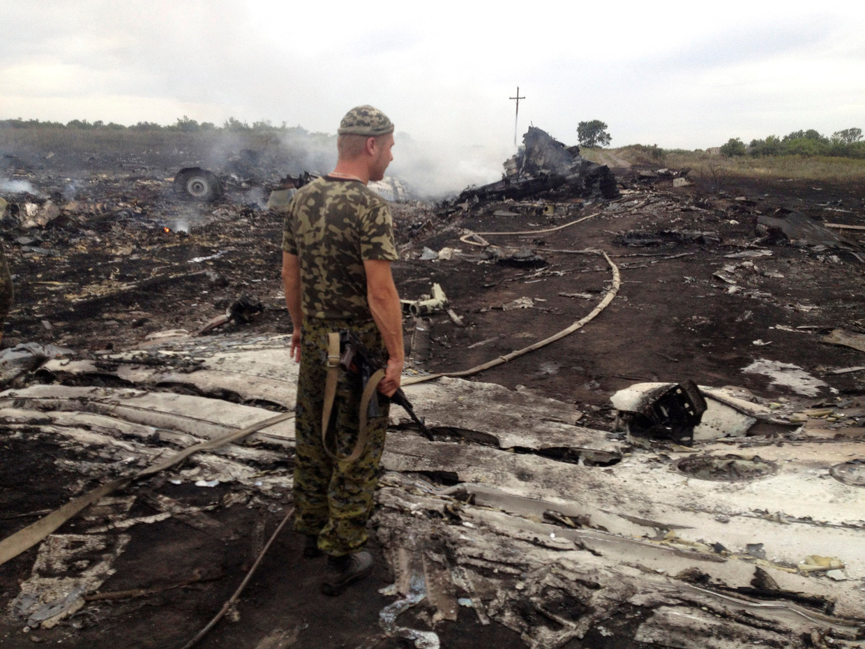 Een pro-Rusische separatist op de plaats waar een groot deel van het toestel neerstortte, bij het dorpje Grabovo. Beeld REUTERS