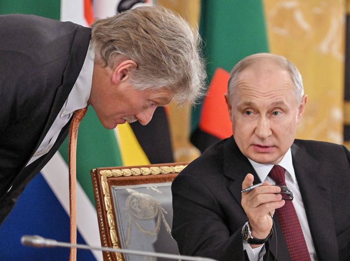 Dmitri Peskov krijgt orders van president Poetin.
