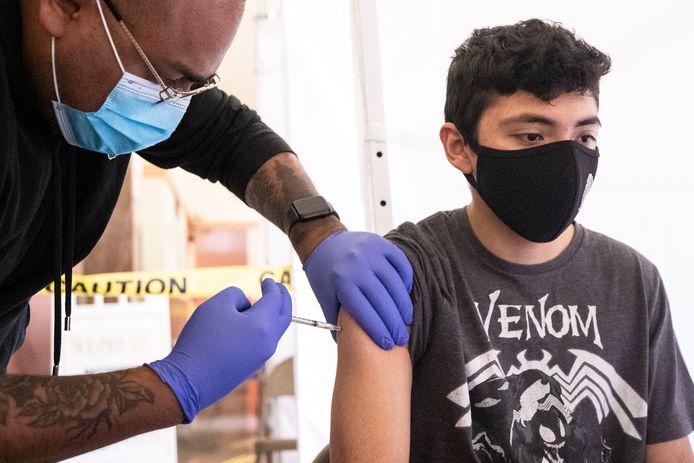 Joel, un élève de 18 ans, reçoit son vaccin contre le Covid à Los Angeles, en avril 2021.