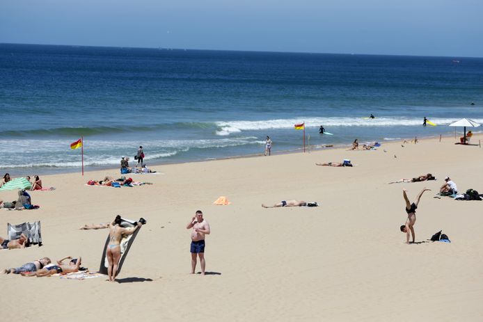 Vakantiegangers op een strand bij Cascais, bij Lissabon.