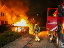 Vuur verwoest auto op oprit in Ugchelen: politie vermoedt brandstichting en bestudeert beelden