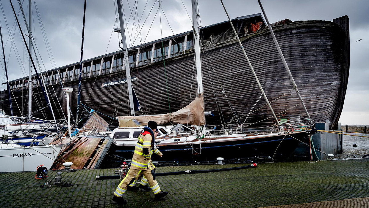 Museumboot De VerhalenArk is door de storm in de haven van Urk van zijn ligplaats losgeslagen, en heeft daarbij een aantal plezier vaartuigen beschadigd. Beeld anp