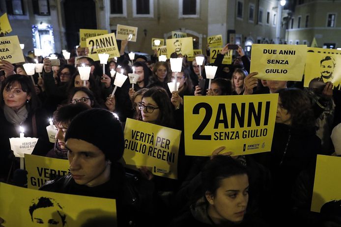 Betogers roepen op tot de waarheid over de dood van Giulio tijdens een wake ter nagedachtenis van de student.