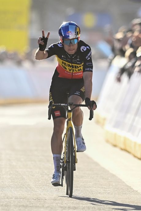 “Un signe de paix”: le geste fort de Wout van Aert lors de sa victoire au Circuit Het Nieuwsblad