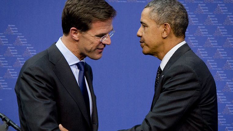 Premier Rutte schudt de hand van de Amerikaanse president Obama toen deze op bezoek was in Nederland dit voorjaar voor een top over nucleaire veiligheid. Beeld epa