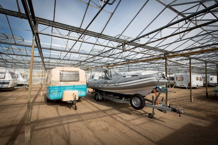Caravanstalling in kassen in Huissen.