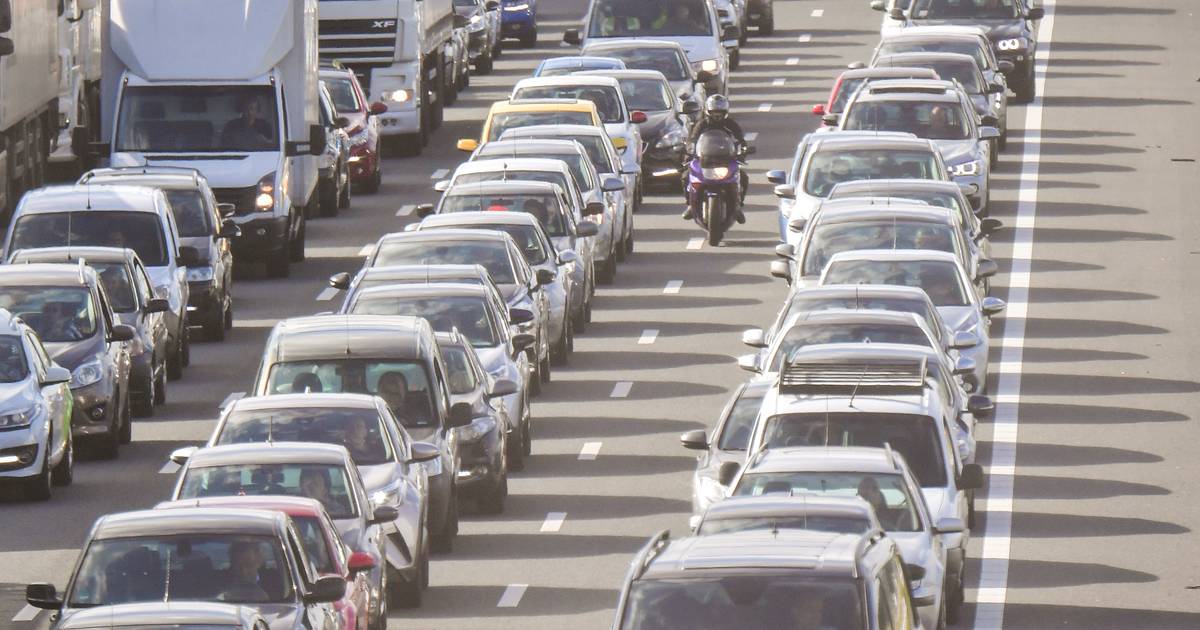 Vertraging richting Zwolle op A50 door ongeluk met drie autos bij Apeldoorn.