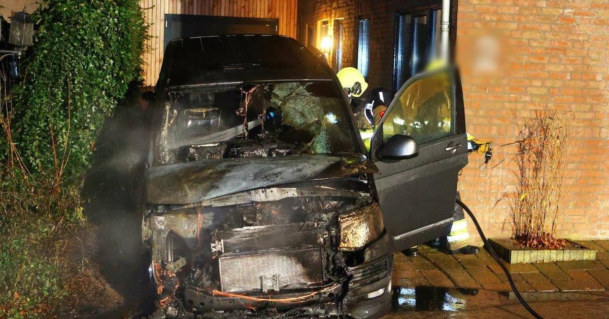 Auto verwoest door brand in Zaltbommel Bommelerwaard bd.nl