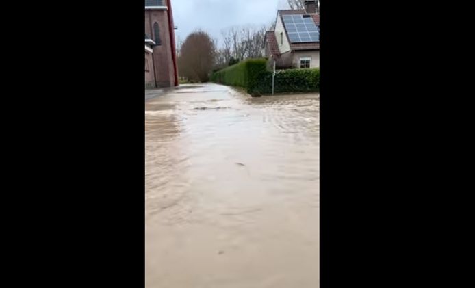 De korte maar hevige regenbuien zorgden opnieuw voor wateroverlast.