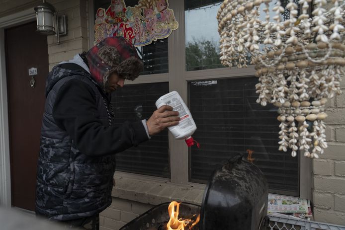 Victor Zelaya uit Houston probeert de barbecue aan te maken voor een beetje warmte.