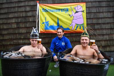 IJsbad voor hooggeplaatste Schraansers: ‘Zelfs de biertjes smaken nu warm’