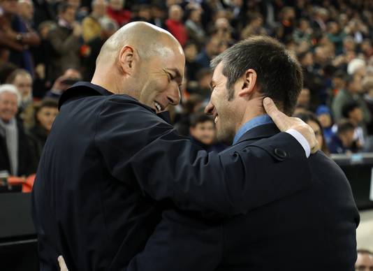 Zidane innig met Albert Celades, ex-speler van FC Barcelona en nu trainer van Valencia.