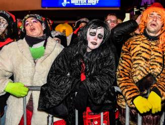 Kippenvelmoment op dinsdagavond van Aalst carnaval? Al zeker 1.000 Aalstenaars zingen ‘Oilsjt goi stad van men droeimen’ op de Grote Markt