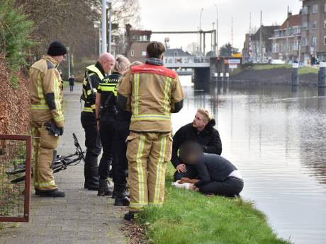 Hondje overlijdt na val in water bij Cromvlietkade, hulp van dappere omstander tevergeefs