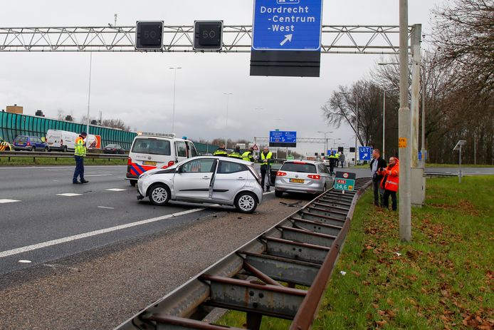 Bij het ongeval op de A16 waren vier à vijf auto's betrokken.