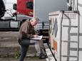 Vrachtwagenchauffeur Konstantinos Anyfarh’s (Kostas) vult nog even wat gegevens in na de controle, voordat hij vertrekt richting Rotterdam.