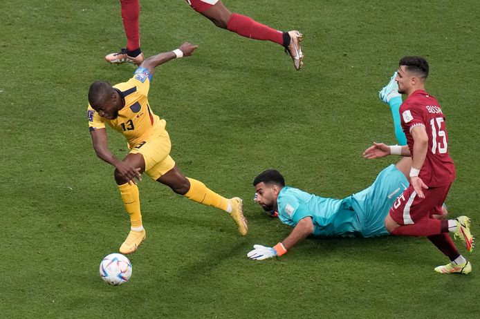 Saad Al Sheeb in de fout op Enner Valencia.