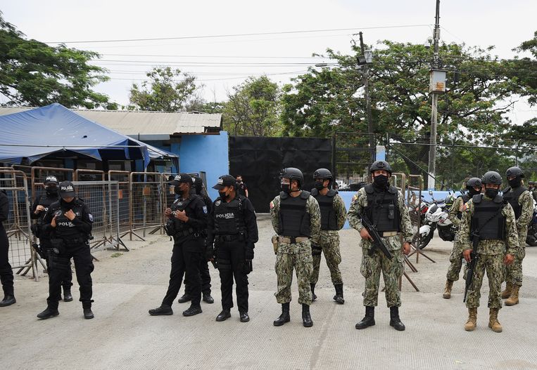 Politie en militairen voor het gevangeniscomplex in de Ecuadoriaanse stad Guayaquil, waar zaterdag bij hevige gevechten zeker 68 doden vielen. Beeld REUTERS