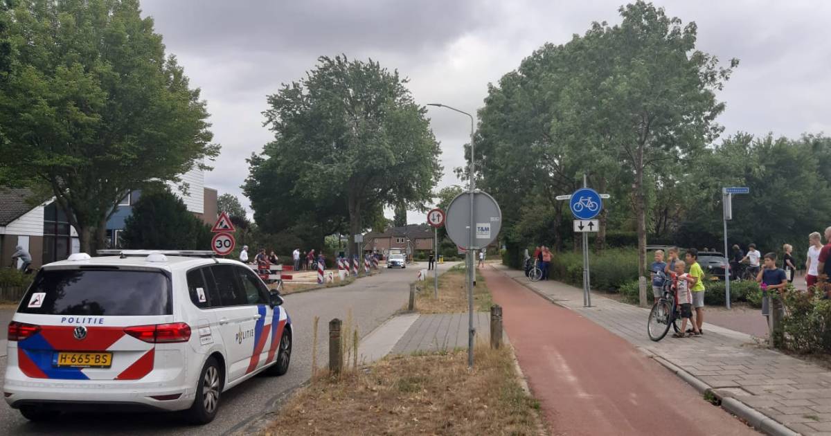 Vrouw zwaargewond door mishandeling in woning Malden; politie zoekt met helikopter naar verdachte