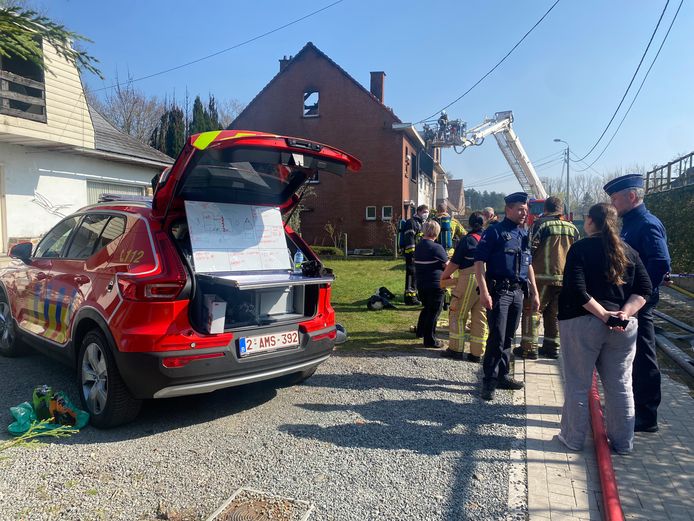 BRANST - Bij een zware brand in de Langenbergstraat in Branst bij Bornem zijn twee bewoners gewond geraakt. De ravage is groot. Twee woningen zijn volledig uitgebrand.