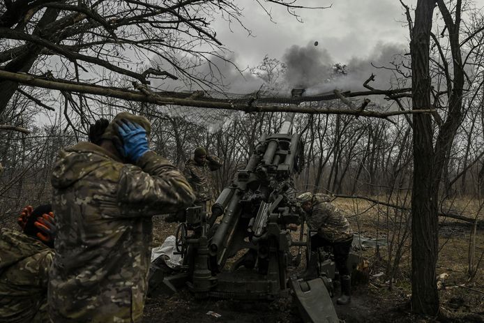 Oekraïense militairen vuren artillerie af op Russische troepen in Bachmoet.