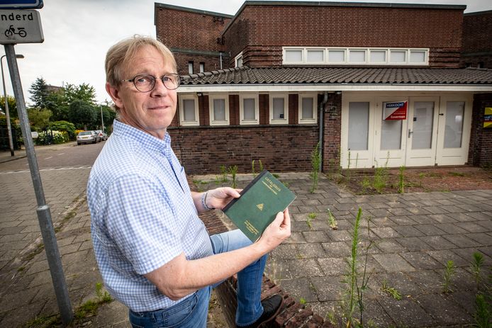Gerard Löbker bij de oude bibliotheek aan de Vondelstraat. In zijn handen heeft hij een catalogus van die andere bibliotheek, de Stork-bibliotheek, uit 1934. ‘Catalogus der fabrieksbibliotheek' staat erop. Met rechtsonder: 'N.V. Machinefabriek Stork & Co.'