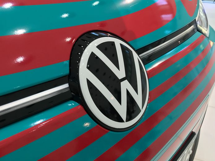 Hoogglans wit op zwart: het nieuwe VW-logo op de ID.3