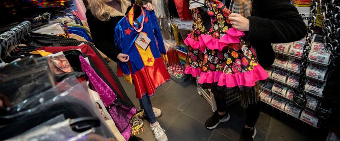 landelijk kleurstof Bekwaam Te veel sexy carnavaloutfits? 'Ik vond dat dit zo hoorde, tot mijn dochter  naar het kortste kostuum vroeg' | Tilburg | bndestem.nl