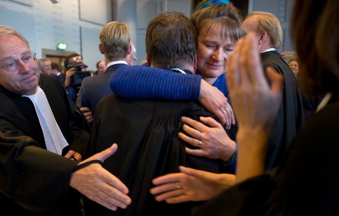 Marjan Minnesma (in blauw) reageerde vorig jaar dolblij op de uitspraak van de rechter dat Nederland in 2020 een kwart minder CO2 moet uitstoten dan in 1990.